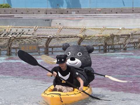世大運宣傳大使「熊讚」，親自下水划獨木舟，啟動「台北河岸童樂會」