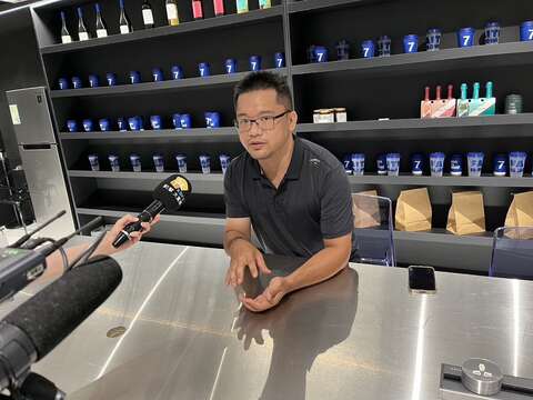 臺北市大安區統領商圈暨社區發展協會溫志維執行長接受媒體採訪(圖片來源：臺北市商業處)