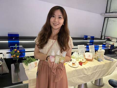 E.F.L香氣製造所Emily老師介紹甜點香味香水(圖片來源：臺北市商業處)