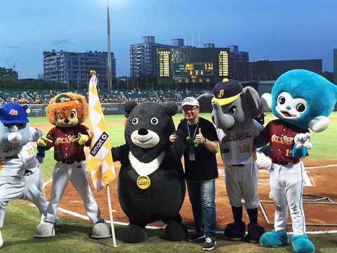 熊讚受邀至中華職棒明星賽，與4支球隊的吉祥物相見歡。（張芳鈺攝）