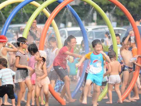 大佳河濱公園有許多親子遊憩設施，小朋友玩得不亦樂乎。（圖／台北市政府工務局水利工程處提供）