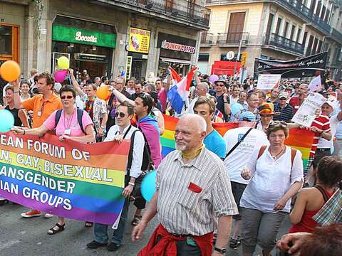 世界各國的人們群起為平權發聲，圖為西班牙巴塞隆納同性戀遊行。（賴建宏攝）