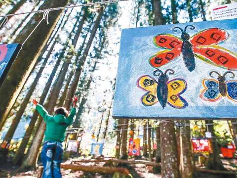 優席夫為部落孩子舉辦「森林畫展」。（圖／聯合知識庫提供）