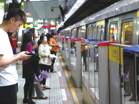 台北各捷運站都有Taipei Free的熱點供民眾免費使用。（張家毓攝）