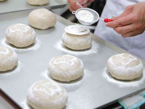 歐式麵包是酵粉、鹽巴與麵粉的組合，與台式麵包作法不同。（許宜容攝）