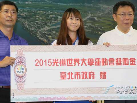 熊梅茜（中）是光州世大運射箭女團金牌成員之一，返國後與教練田仁秀（左）受到台北市市長柯文哲（右）表揚。（高讚賢攝）