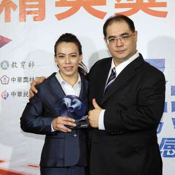 郭婞淳（左）與教練林敬能（右）在2013年一起獲得體育精英獎「最佳女運動員獎」及「最佳教練獎」。（圖／聯合知識庫提供，陳柏亨攝）