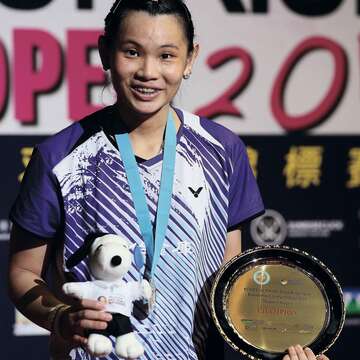 2014年香港羽球冠軍戰戴資穎以高超的球技直落二擊敗對手封后，這也是她20歲生涯第3座羽球超級系列賽冠軍。