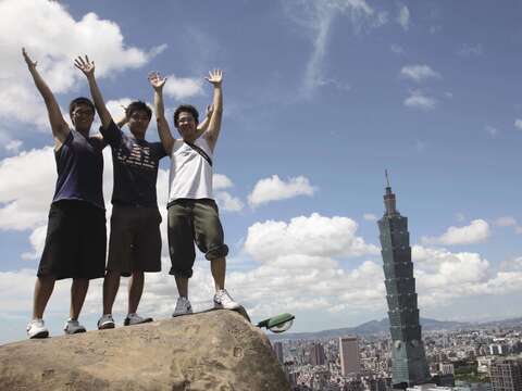 登上象山六巨石，向台北說聲早安。（王能佑攝）