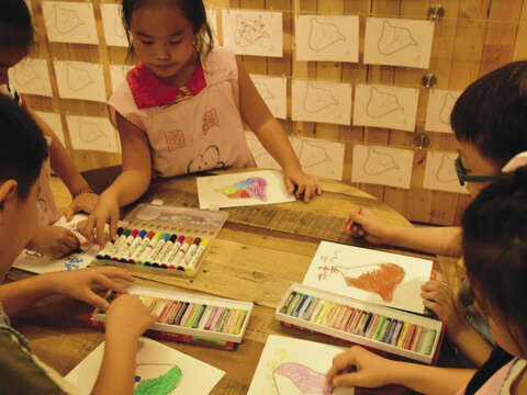 小朋友在萬華故事館裡揮灑創意，描繪他們心中的社區生活地圖。（圖／高傳棋提供）