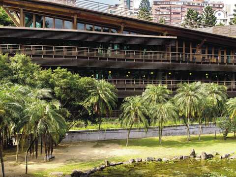 台灣首座綠建築圖書館──台北市立圖書館北投分館，是附近居民假日休閒的好去處。（潘俊霖攝）