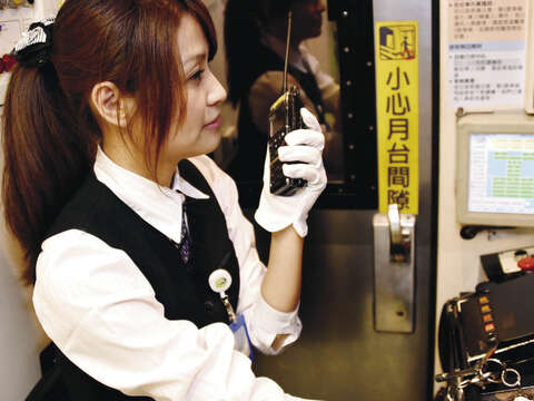 歷經嚴格的訓練與淘汰，朱芷嫻成為台北捷運司機員，在工作崗位上發揮一己之力。（劉佳雯攝）