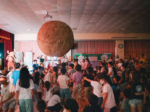 2024臺北兒童藝術節：「前進社區」今年擴大舉辦，在臺北市十個行政區共推出十檔、六十場免費演出。圖為前進社區在文山區行政中心大禮堂演出（古佳立攝影，臺北表演藝術中心提供）