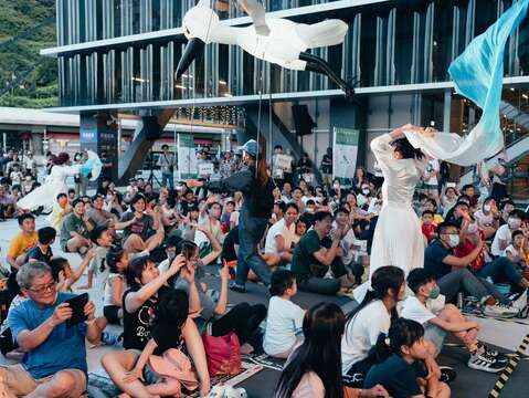 2024臺北兒童藝術節：節目類型多元，大小朋友都能參與。圖為藝術樂園的戶外演出（張之馨攝影，臺北表演藝術中心提供）