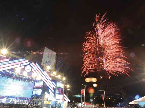 市民廣場每年舉辦的台北最High新年城跨年晚會，是國內外遊客跨年迎新的最佳首選。(王能佑攝)