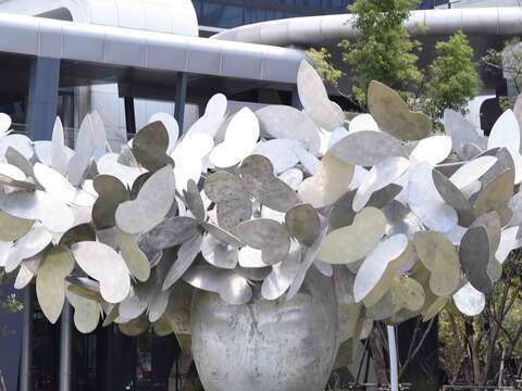 出自西班牙藝術大師之手的裝置藝術「蝴蝶」，呼應台灣「蝴蝶王國」的美名。（攝影／劉佳雯）