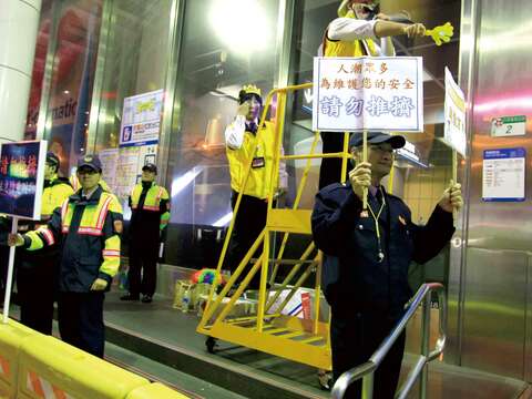 潮天團成員在捷運站入口負責安全宣導，只為讓大家平安返家。（資料照，台北捷運公司提供）