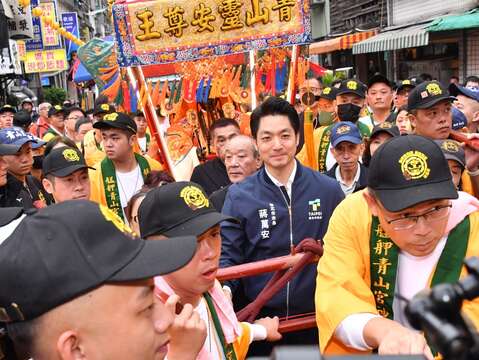 蔣萬安表示，每年的青山宮遶境活動就像是艋舺人的小過年，也是臺北市三大廟會之一，且被指定為無形文化資產，傳承超過一百多年，具有極高的歷史與文化價值。(圖片來源：臺北市政府秘書處媒體事務組)