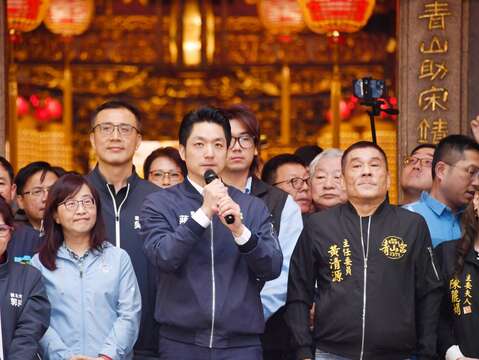 臺北市長蔣萬安11月20日出席艋舺青山宮舉辦的「暗訪暨遶境」活動第1天起轎儀式(圖片來源：臺北市政府秘書處媒體事務組)