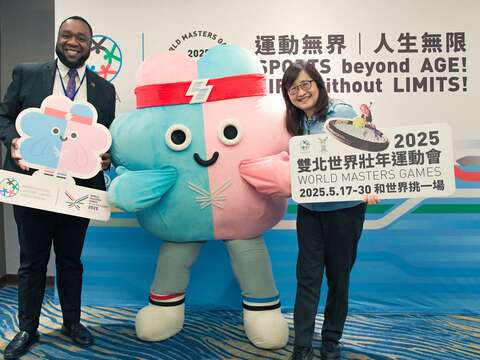 聖克里斯多福及尼維斯大使范東亞與林奕華副市長及世壯運吉祥物壯寶合影(圖片來源：臺北市政府體育局)