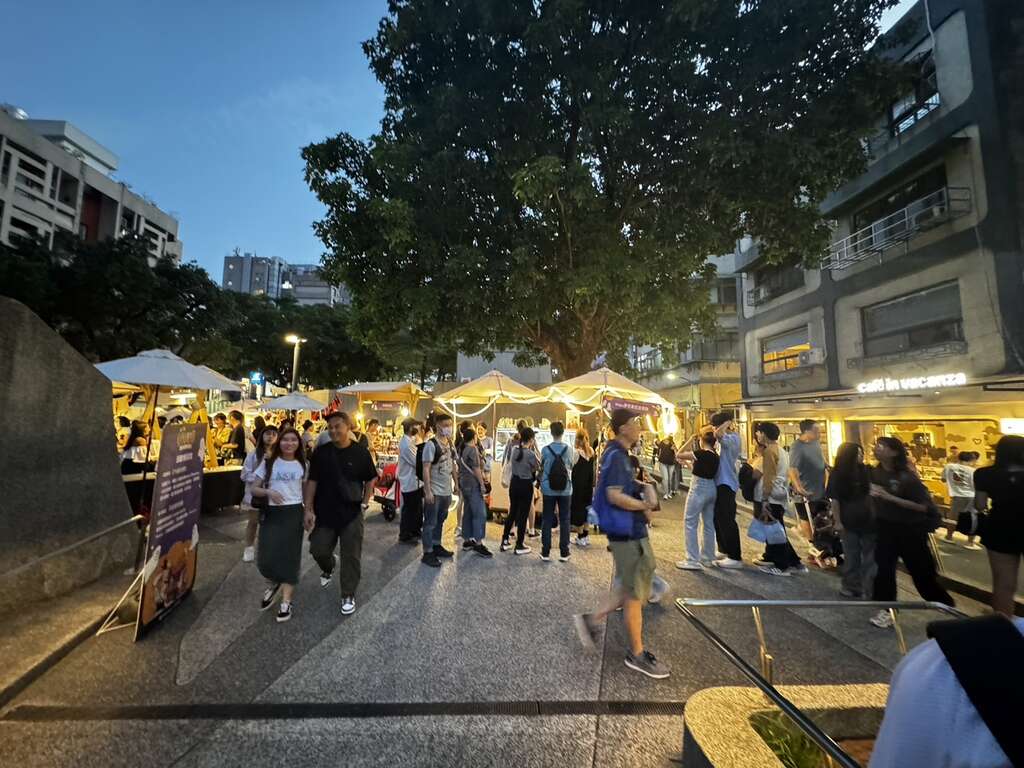 2025心中山南段開幕-花漾時光嘉年華主題市集夜間活動照片