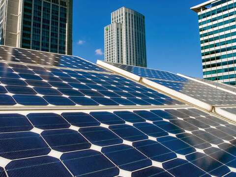 北市府市政大樓頂樓設有具示範作用的太陽光發電系統， 可提供即時用電效益。（攝影/許斌攝）