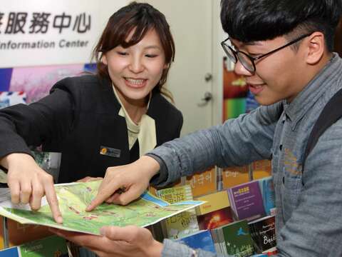 台北市旅遊服務中心提供遊客貼心的服務。（高讚賢）.jpg