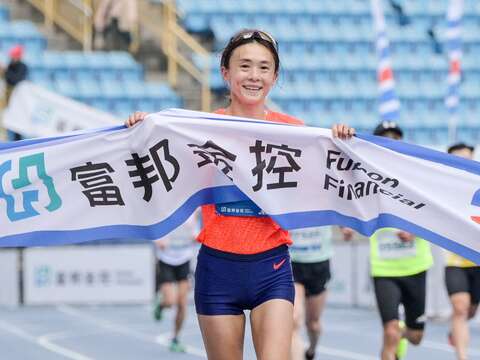 國內馬拉松女子組冠軍謝千鶴(2小時51分12秒)(圖片來源：臺北市政府體育局)