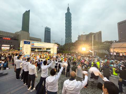 貴賓向馬拉松組跑者揮手致意(圖片來源：臺北市政府體育局)