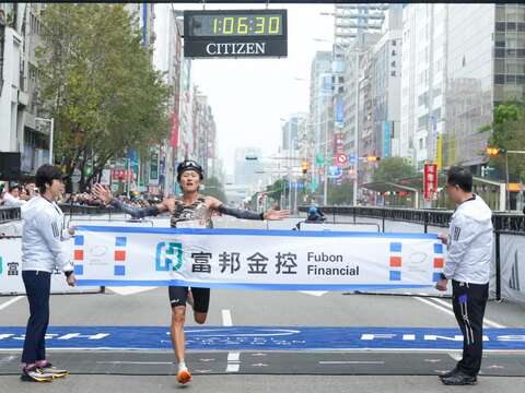 半程馬男子組冠軍 Furudate Yu (1小時6分31秒)(圖片來源：臺北市政府體育局)