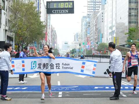 半程馬女子組冠軍 張芷瑄(1小時18分2秒)(圖片來源：臺北市政府體育局)