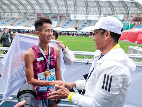 許績勝為國內馬拉松男子組冠軍周庭印掛牌(圖片來源：臺北市政府體育局)