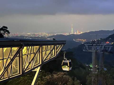 搭乘貓纜欣賞臺北盆地夜景(圖片來源：臺北大眾捷運股份有限公司)