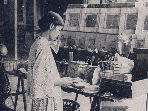 1930年代艋舺廟口販賣金銀紙的攤販