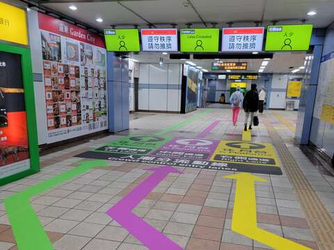 國父紀念館站「人流顯示面板」及「三色導引地貼」，方便旅客掌握人潮動向(圖片來源：臺北大眾捷運股份有限公司)