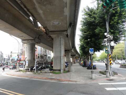 捷運劍潭站1號出口橋下空間改造前以機車位為主，缺乏停留、等待空間。(圖片來源：臺北市政府工務局公園路燈工程管理處)