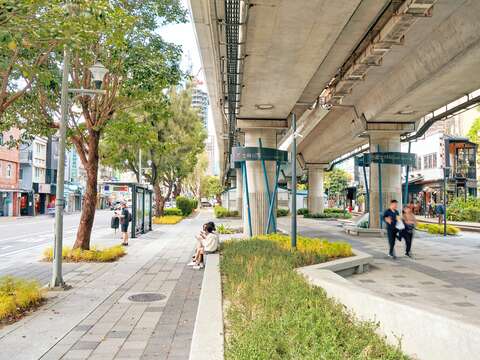 捷運橋下的空間打造大小口袋空間，提供多元、具有彈性的座椅，讓民眾可以隨時坐下聊天、等待、休息。(圖片來源：臺北市政府工務局公園路燈工程管理處)