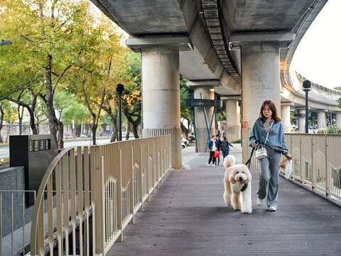 「福德洋憶」跨橋串起橋下綠廊的人本友善動線。(圖片來源：臺北市政府工務局公園路燈工程管理處)