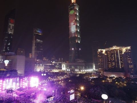 2025臺北跨年晚會吸引滿滿人潮，現場氣氛high到最高點。(圖片來源：臺北市政府觀光傳播局)