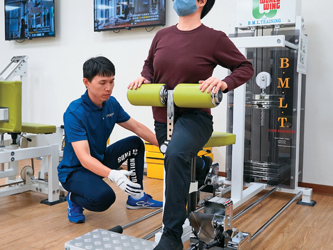 台北市信義運動中心引進「初動負荷訓練器材」，民眾可利用器材伸展骨盆、髖關節及周邊的肌肉。（圖／台北市信義運動中心）