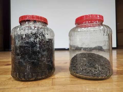 迪化污水處理廠環境教育課程，讓學員清楚了解污泥乾燥後體積明顯縮小(圖片來源：臺北市政府工務局衛生下水道工程處)
