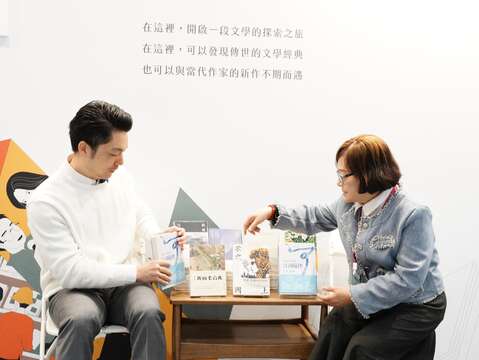於文訊、洪範、爾雅聯合展位參觀購書(圖片來源：臺北市政府文化局)