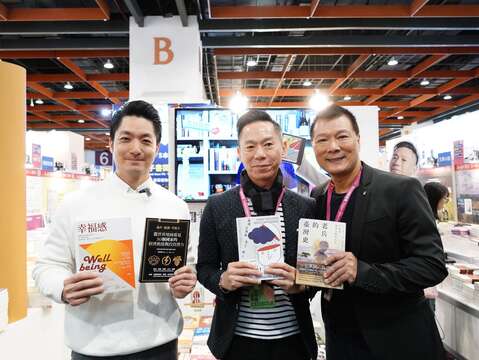 於城邦文化參觀購書(圖片來源：臺北市政府文化局)