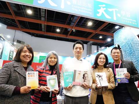 於天下雜誌參觀購書(圖片來源：臺北市政府文化局)