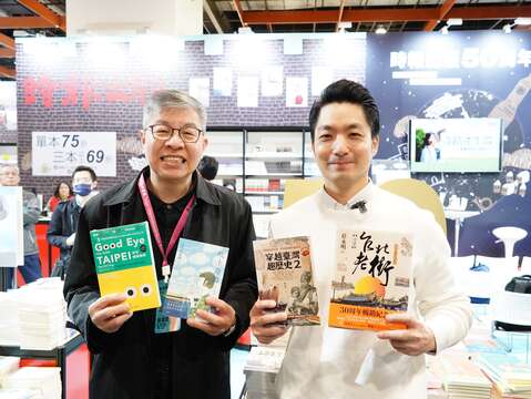 於時報出版參觀購書(圖片來源：臺北市政府文化局)
