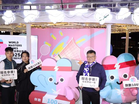 觀傳局專委沈永華(左一)、教練吳建辰(左二)、「玖壹壹」洋蔥(左三)、世壯運執委會執行長林哲宏(右二)、世壯運執辦主任張勝傑(右一)與吉祥物「壯寶」一同宣布賽會正式倒數100天。(圖片來源:臺北市政府觀光傳播局)