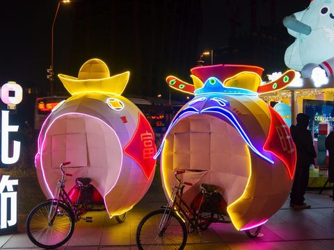 「活力壯寶」燈飾展現臺北運動城市的熱情與活力,於台北燈節北門展區展出至2月16日。(圖片來源:臺北市政府觀光傳播局)