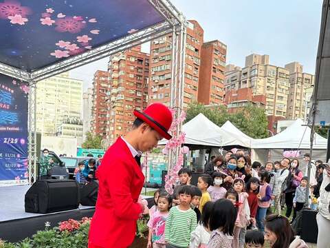 2024樂活夜櫻季-假日活動氣球互動(圖片來源：臺北市政府工務局公園路燈工程管理處)