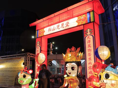 松山慈惠堂的「變形金剛賀新年」、「五路財神迎蛇年」位於西門捷運站3號出口；並於2月7日至2月9日晚間7時於燈組發放限量蛇年錢母。(圖片來源：臺北市政府觀光傳播局)