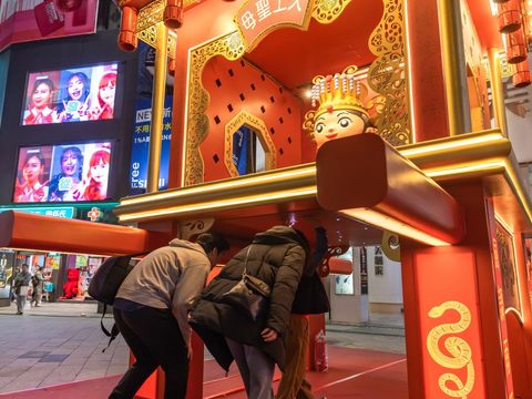 民眾可以捷運西門6號出口的台北天后宮「鑽轎腳」燈組下方鑽過，祈求平安、消災解厄，也同時體驗這項臺灣傳統文化儀式。(圖片來源：臺北市政府觀光傳播局)